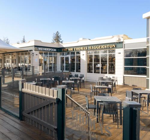 un ristorante con tavoli e sedie di fronte a un edificio di Lodge Retreat 8 - Haggerston Castle a Berwick-Upon-Tweed