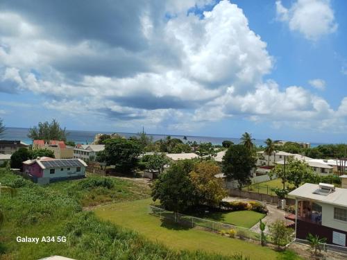 Φωτογραφία από το άλμπουμ του Modern studio apartment near beach σε Saint James