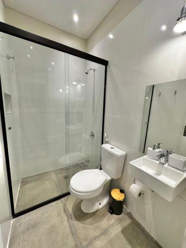 une salle de bains avec toilettes, douche et lavabo dans l'établissement Modern studio apartment in Asunción, à Asuncion
