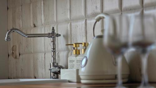 Olives Marina Apartment Old Town Gdańsk في غدانسك: طاولة مطبخ مع حوض مع صنبور