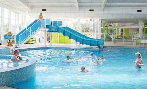 un gruppo di persone che nuotano in una piscina di Lodge Retreat 8 - Haggerston Castle a Berwick-Upon-Tweed