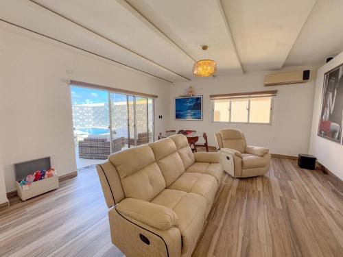 een woonkamer met een bank en twee stoelen bij Villa Koi Oasis Punta Cana in Punta Cana