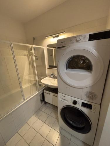 Cozy 2-Room Private Apartment near U1 subway