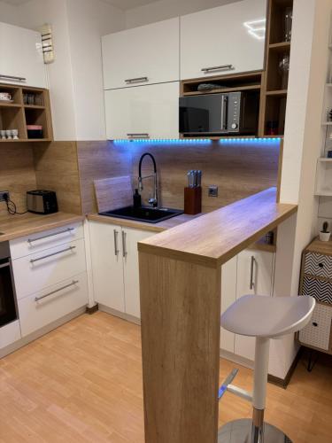 Cozy 2-Room Private Apartment near U1 subway