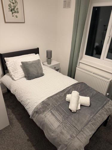 une chambre avec un lit avec des serviettes dessus dans l'établissement Rowe Terrace Workington, à Workington