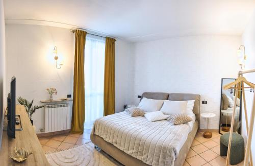 ein Schlafzimmer mit einem Bett und gelben Vorhängen in der Unterkunft Belloro in Zanica
