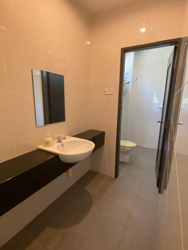 Koupelna v ubytování 25PAX 5BR Villa Kids Swimming pool, KTV, BBQ near SPICE Arena Penang 9800 SQFT