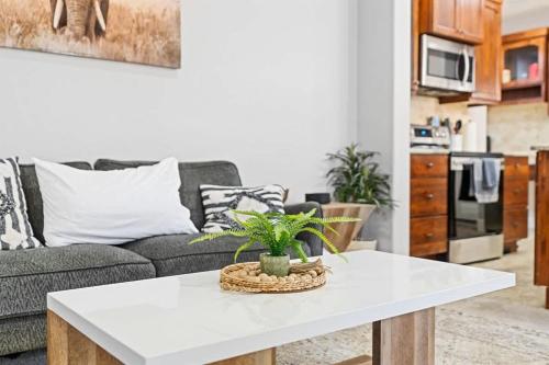 ein Wohnzimmer mit Sofa und Tisch in der Unterkunft Sensible Safari Sleeps 10 in Meridian