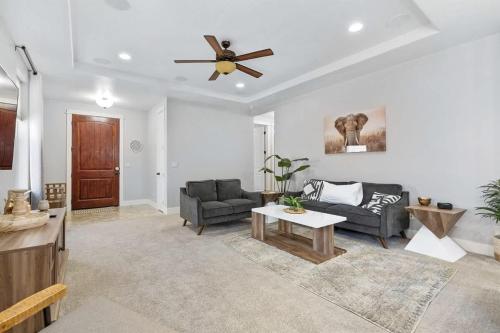 ein Wohnzimmer mit einer Couch und einem Deckenventilator in der Unterkunft Sensible Safari Sleeps 10 in Meridian