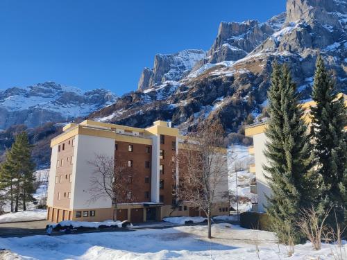 Big studio, just renovated, great views, with free parking