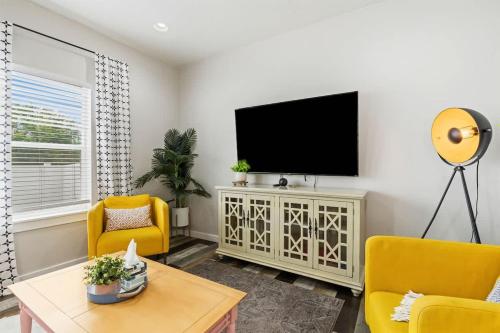 TV a/nebo společenská místnost v ubytování Deco Townhouse - 3 bedroom 2 story private home