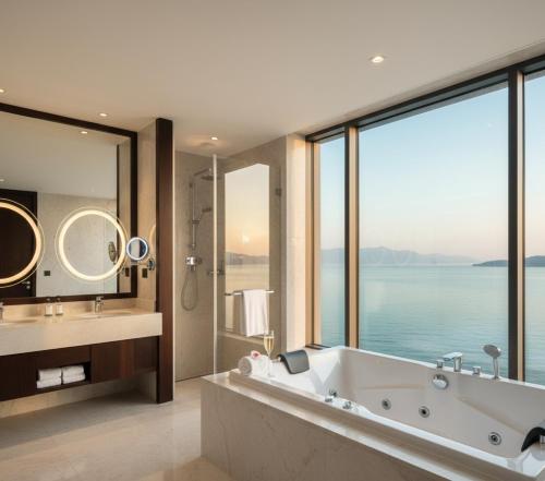 un bagno con vasca e una grande finestra di Takes Antalya Luxury Hotel a Antalya (Adalia)