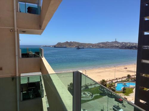 a view of the beach from the balcony of a building at Depto playa herradura in Coquimbo