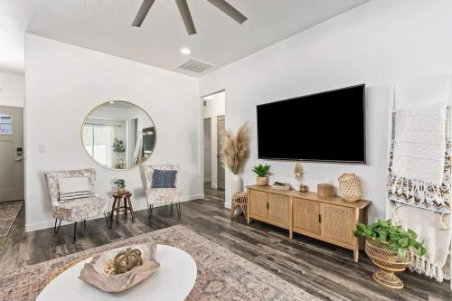 Et tv og/eller underholdning på The Bella! West Nampa Private 3 Bedroom Home