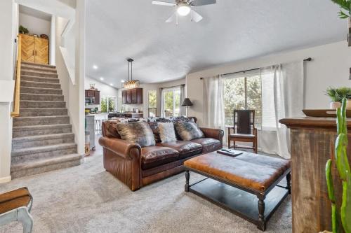 Posezení v ubytování Southwestern Style 4 Bedroom Nampa Home Sleeps 16!