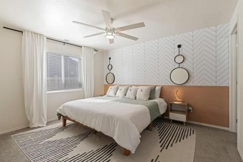 Giường trong phòng chung tại Modern Comfort Caldwell 3b2b Home Sleeps 8!