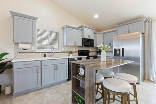 Nhà bếp/bếp nhỏ tại Modern Comfort Caldwell 3b2b Home Sleeps 8!