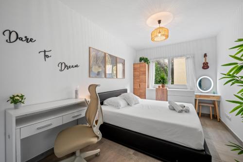 ein Schlafzimmer mit einem Bett, einem Schreibtisch und einem Stuhl in der Unterkunft Modern Luxury - Sea View over Èze Village in Èze