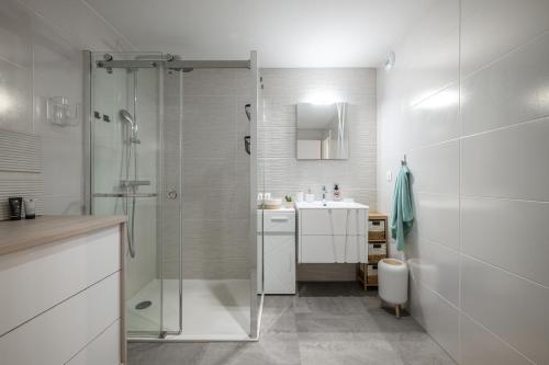 ein Badezimmer mit Dusche und Waschbecken in der Unterkunft Modern Luxury - Sea View over Èze Village in Èze