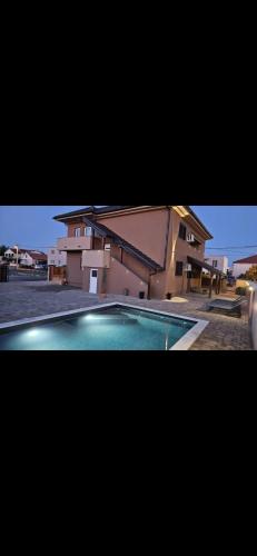 een foto van een huis en een zwembad bij Villa Punta in Privlaka