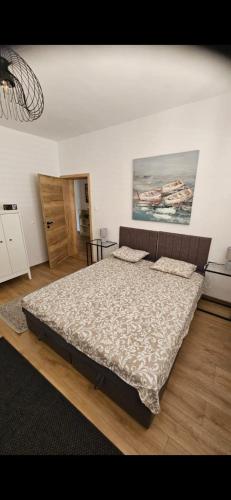 een slaapkamer met een groot bed in een kamer bij Villa Punta in Privlaka