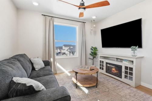 a living room with a couch and a tv and a fireplace at Caldwell Cliff Swallow Guest House in Caldwell