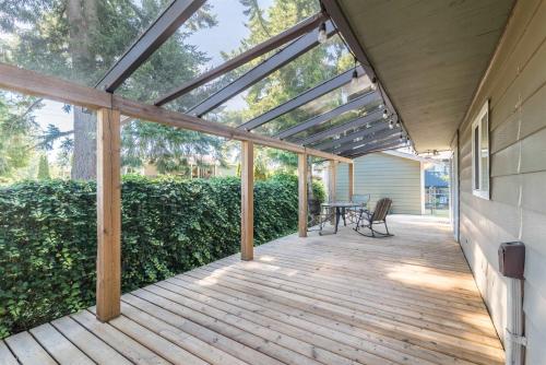 En balkon eller terrasse på Cozy Ground-Floor Room with Private Bath and Separate Entry