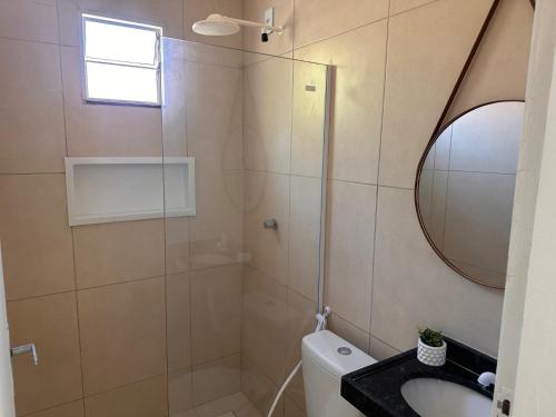 Et badeværelse på Suite 04 em casa Beira mar, com ar condicionado , cozinha completa com Micro ondas air fryer forno elétrico fogão Geladeira freezer gelagua e cafeteira elétrica Tudo para vc se sentir em casa além de um Deck com churrasqueira vista mar