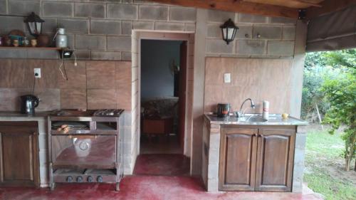 - une cuisine avec un comptoir et un évier dans l'établissement Departamento en Sinsacate, à Sinsacate
