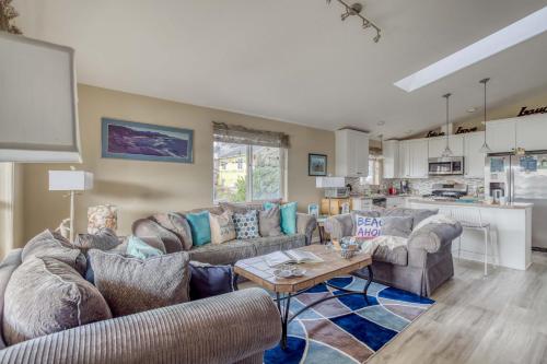 a living room with couches and a table at Beachy Keen in Lincoln City
