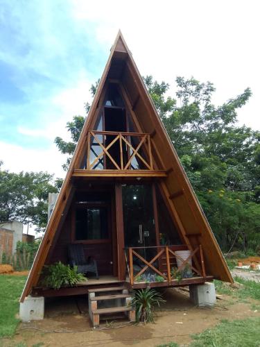 een cabine met een rieten dak bij Chalé Garças in Chapada dos Guimarães