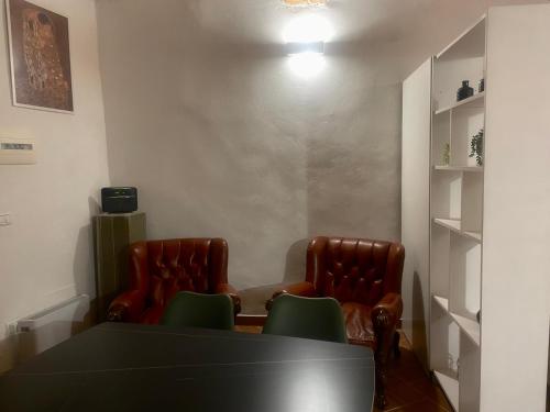 a meeting room with two chairs and a table at Casa "La Fonte" in Spoleto