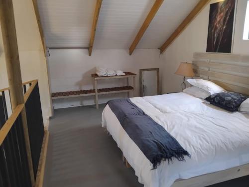 En eller flere senge i et værelse på Homies on Church