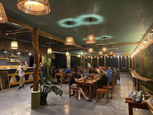 un gruppo di persone sedute ai tavoli di un ristorante di Eco Terra Lodge a Santa María