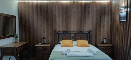 ein Schlafzimmer mit einem Bett, auf dem zwei Handtücher liegen in der Unterkunft Casas de Brisa in Calheta