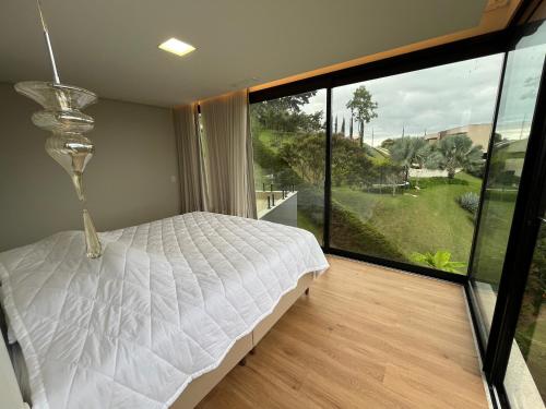 En eller flere senge i et værelse på Casa Pedra Azul