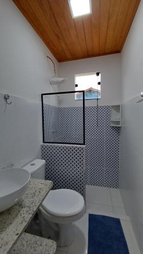a bathroom with a toilet and a sink at Chalé inteiro Canto da Graúna in Ibicoara