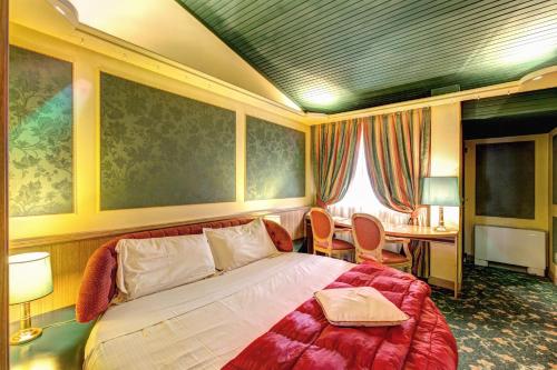 a bedroom with a bed and a table with chairs at Hotel Motel Regal in Vermezzo