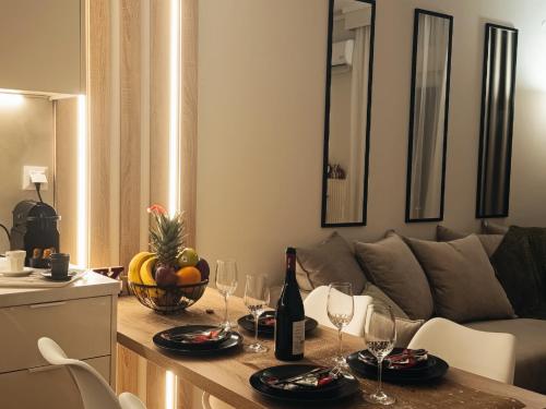 Lunix Luxury Apartment on Metro Station