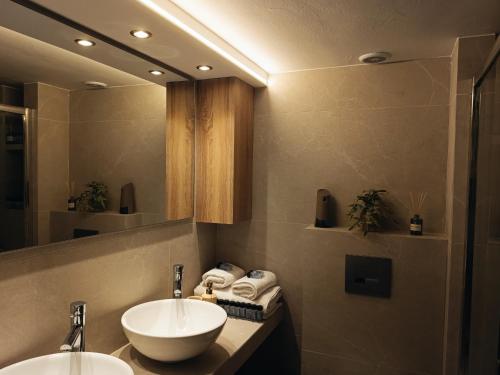 Lunix Luxury Apartment on Metro Station