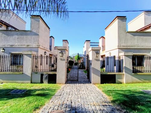 Tòa nhà nơi căn hộ tọa lạc