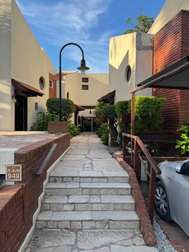 een stenen loopbrug voor een gebouw bij Duplex 5 personas pinamar centro in Pinamar