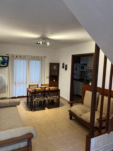 een woonkamer met een tafel en een eetkamer bij Duplex 5 personas pinamar centro in Pinamar