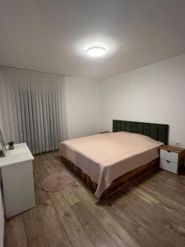 En eller flere senge i et værelse på Society Apartments