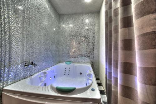 W łazience znajduje się wanna i prysznic. w obiekcie Alex Hotel na Kosygina w Petersburgu