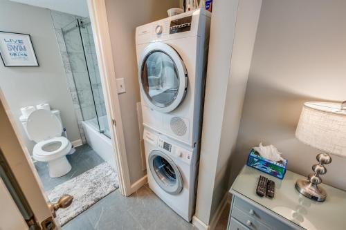 een wasmachine in een badkamer met toilet bij Sea Pointe 2BR Condo Oceanview, Views, Large Condo in Myrtle Beach