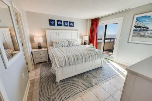 een slaapkamer met een bed en uitzicht op de oceaan bij Sea Pointe 2BR Condo Oceanview, Views, Large Condo in Myrtle Beach