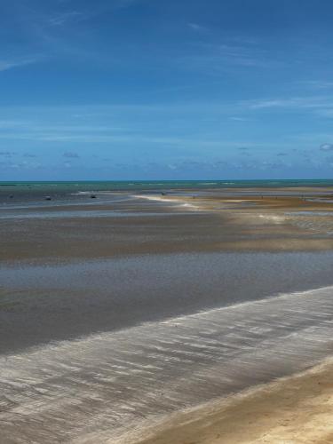 een strand met de oceaan en de lucht op de achtergrond bij Maraga Bento in Maragogi