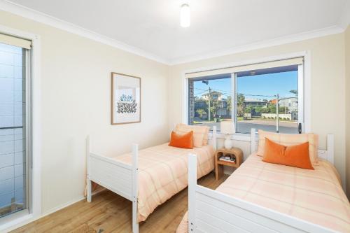 Postel nebo postele na pokoji v ubytování Absolute Birubi Beachfront - Luxury Ocean-View Escape