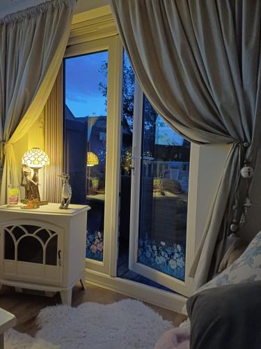 Ένα ή περισσότερα κρεβάτια σε δωμάτιο στο Little town house